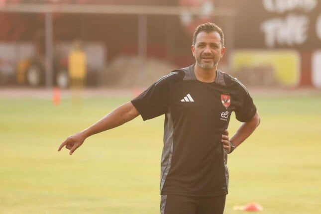 من يتولى تدريب سموحة؟.. سامي قمصان وخالد جلال على طاولة إدارة الأزرق