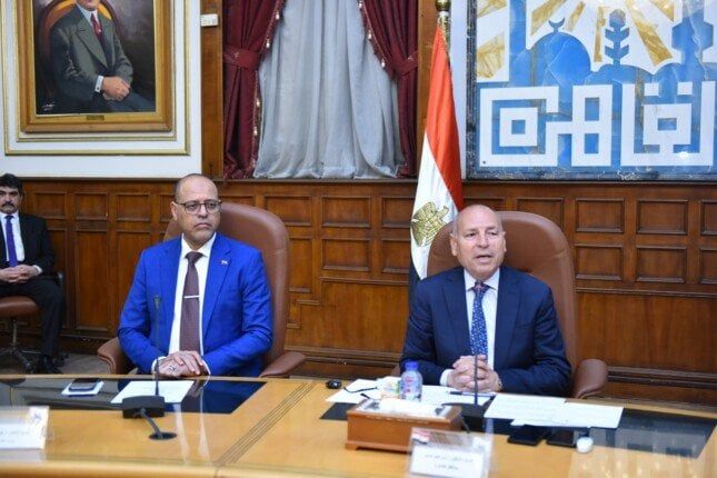 وزير العمل ومحافظ القاهرة يسلّمان عقود عمل جديدة لذوي همم