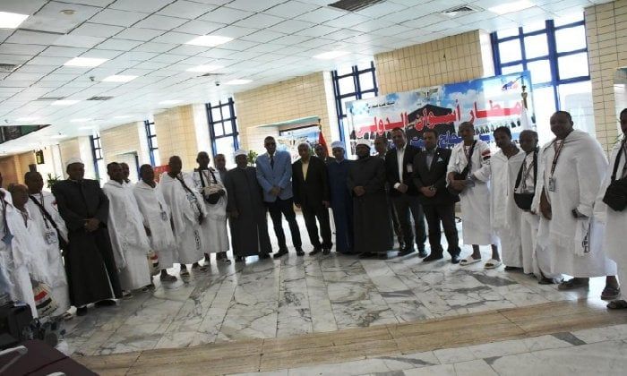 محافظ أسوان يُودع الفوج الأول من حجاج بيت الله الحرام في المطار