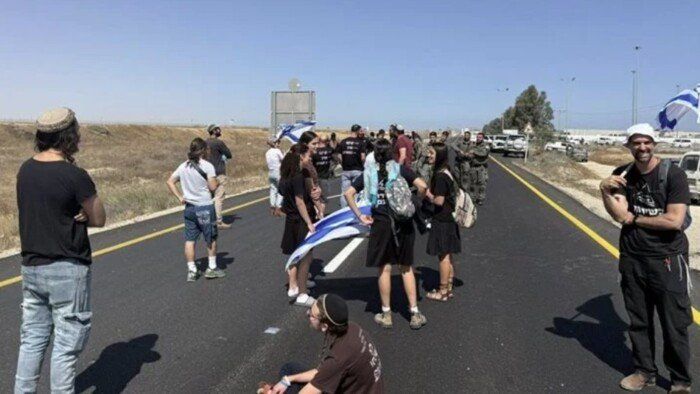 مستوطنون يعترضون شاحنات المساعدات قبل دخولها قطاع غزة