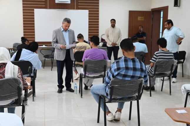 رئيس جامعة الغردقة يتفقد سير امتحانات كلية السياحة والفنادق