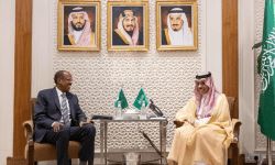 وزير الخارجية يستقبل رئيس مفوضية الاتحاد الأفريقي في الرياض