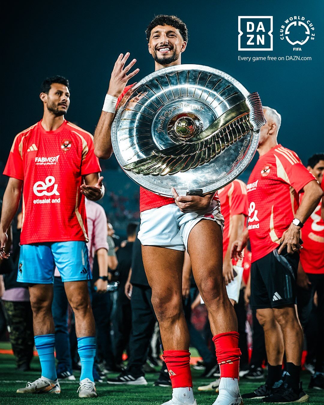 وسام أبو علي مع درع الدوري وسام أبو علي مع درع الدوري