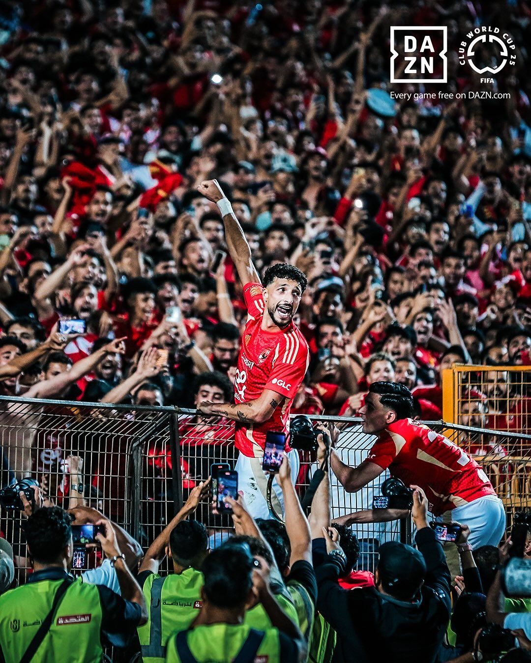 وسام أبو على يحتفل بالدوري مع جماهير الأهلي وسام أبو على يحتفل بالدوري مع جماهير الأهلي