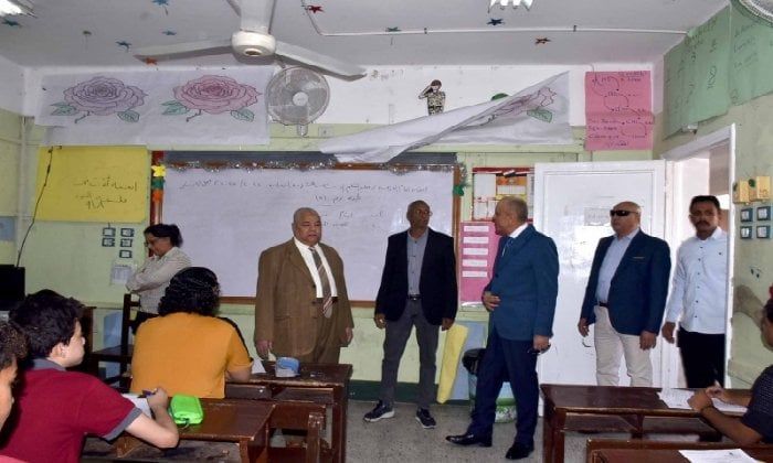 محافظ الأقصر يتفقد لجان امتحانات الشهادة الإعدادية