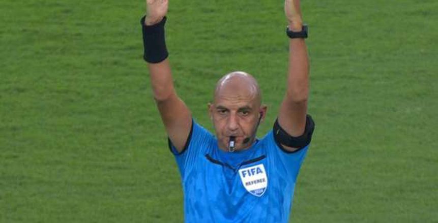 اعتزال 6 حكام مصريين بقرار أوسكار رويز.. بينهم محمد عادل اعتزال 6 حكام مصريين بقرار أوسكار رويز.. بينهم محمد عادل