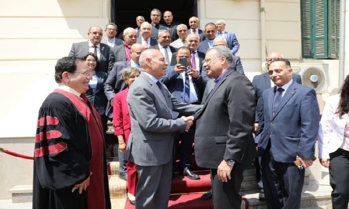 محافظ القاهرة يستقبل رئيس الطائفة الإنجيلية للتهنئة بعيد الأضحى