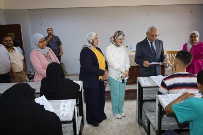 رئيس جامعة المنيا يتفقد الامتحانات: منع الهواتف ولا غش داخل اللجان