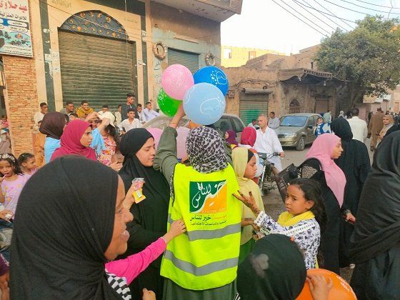«خير للناس» ترسم البهجة على وجوه أطفال الأقصر بتوزيع عيديات وحلوى بعد صلاة العيد