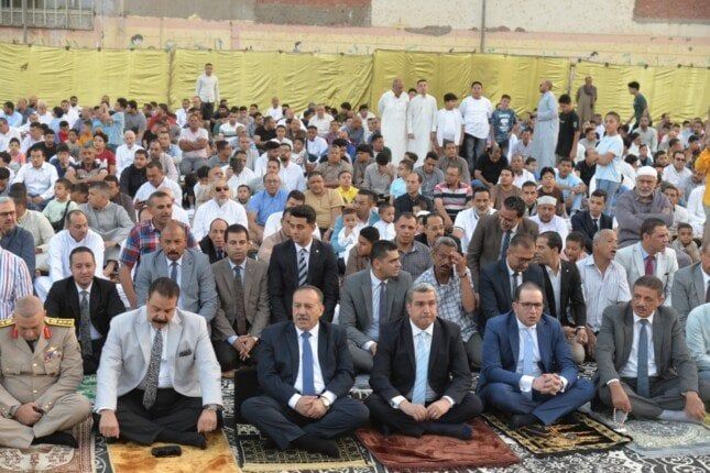 بساحة أرض الملاعب.. محافظ أسيوط يؤدي صلاة عيد الأضحى وسط حشود جماهيرية