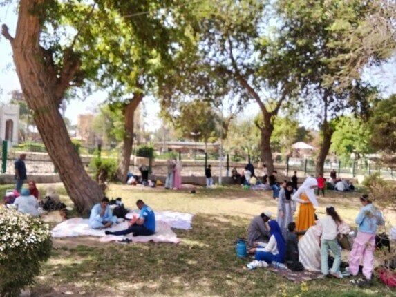 إقبال كبير على الحدائق والمتنزهات واستعدادات خاصة لتأمين احتفالات العيد (فيديو)