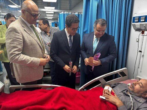 محافظ القليوبية ورئيس جامعة بنها يشاركان المرضى فرحة العيد بالمستشفى الجامعي