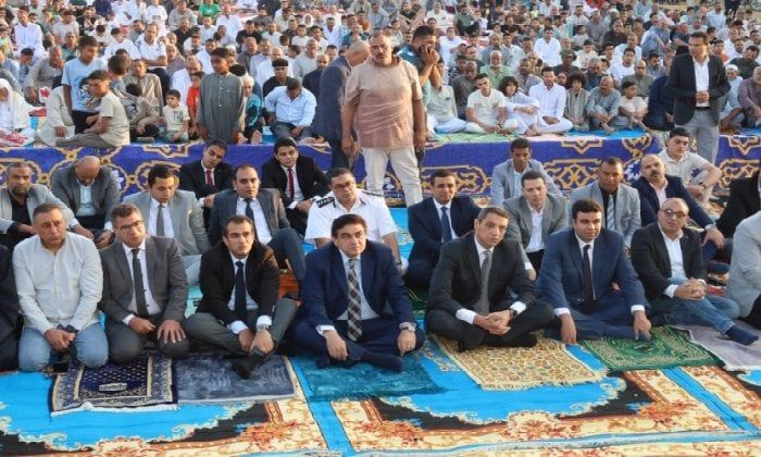 محافظ السويس يؤدي صلاة عيد الأضحى بقرية العمدة وسط حشد من القيادات والأهالي