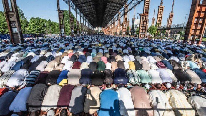 مئات الآلاف من المسلمين يؤدون صلاة عيد الأضحى في إيطاليا