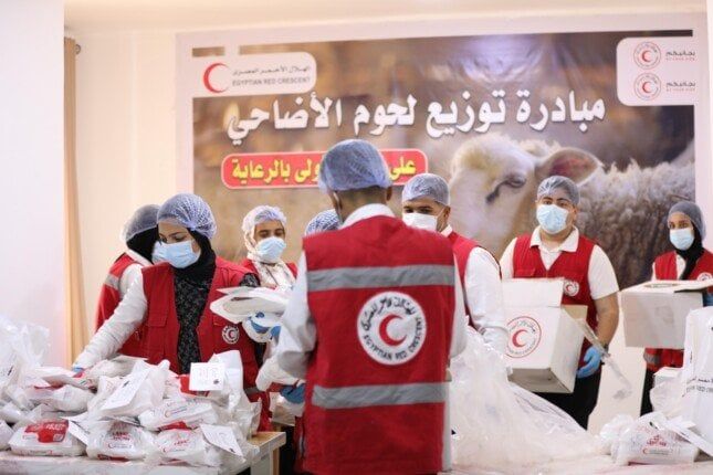 الهلال الأحمر المصري يوزع أضاحي العيد على الأسر الأولى بالرعاية