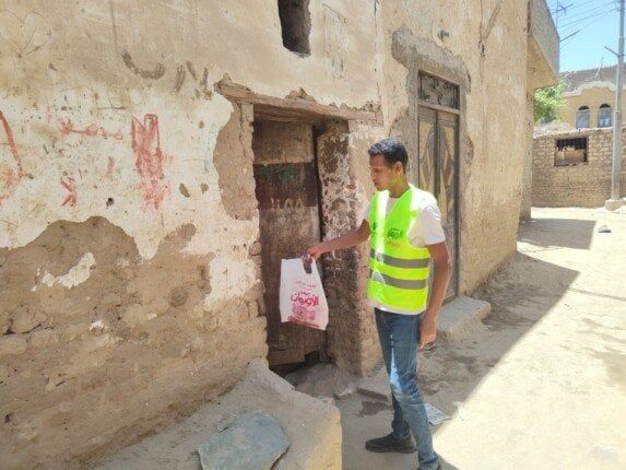«الأورمان» تواصل توزيع اللحوم على الأولى بالرعاية ببني سويف