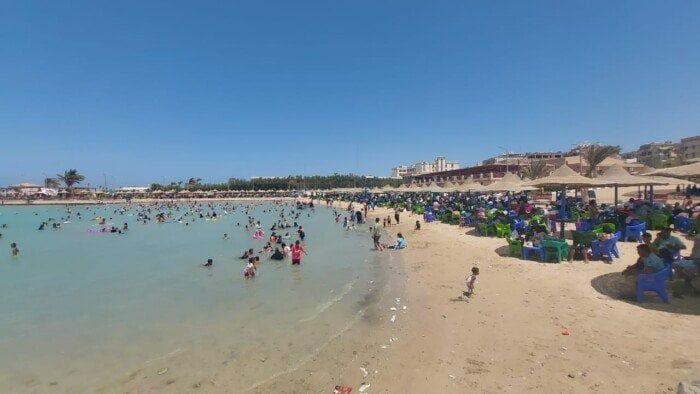 إقبال كثيف للمواطنين على شواطئ الغردقة خلال أيام عيد الأضحى المبارك