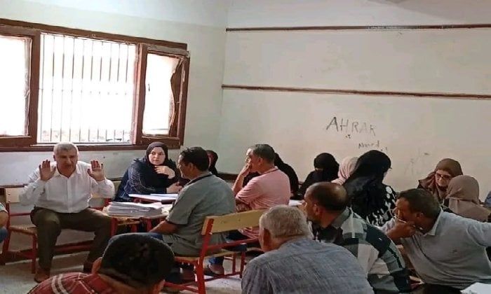 مدير التعليم بالشرقية يتفقد لجان تصحيح أوراق إجابة الشهادة الإعدادية