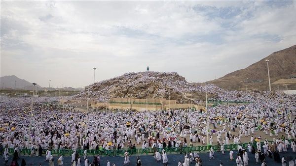 العلاقات الإنسانية بوزارة الداخلية تفوج أسر الشهداء إلى المدينة المنورة