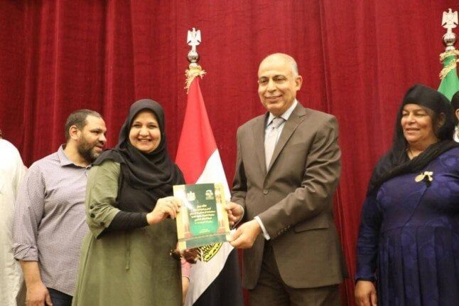 محافظ المنيا يسلم 328 عقد تقنين أراضي لتعزيز الاستقرار العمراني وتخفيف الأعباء عن المواطنين