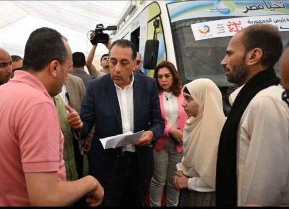 مدبولي يكلف وزير الصحة بمتابعة حالة الطفلة التي أصيبت بعمى بعد أن ضربها أحد الأطفال على رأسها