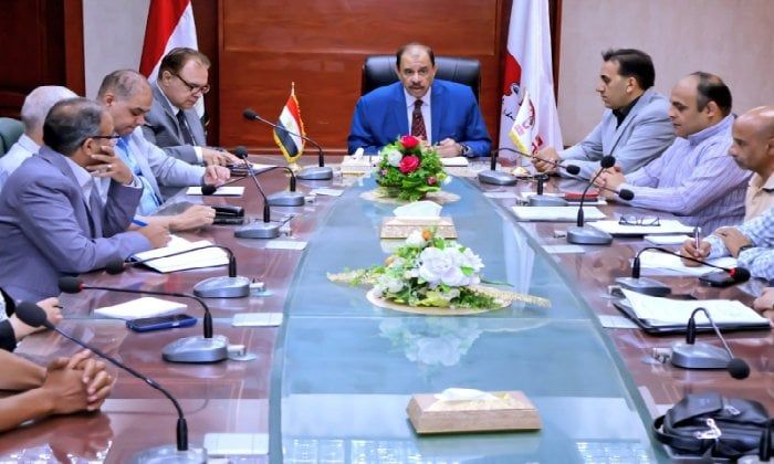 محافظ سوهاج يعقد اجتماعًا لوضع خطط تشغيل الأسواق الحضرية الجديدة
