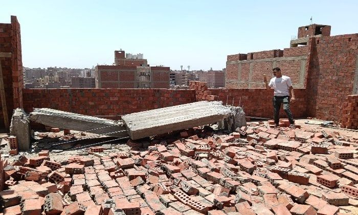 محافظ الجيزة يتابع إزالة 3 أدوار مخالفة بعقارات في حي الهرم