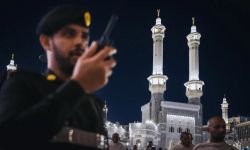 الأمن العام بالمدينة يواصل خدمة حجاج إيران بعد أدائهم المناسك