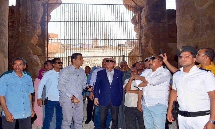 محافظ الأقصر يتفقد أعمال تطوير شاملة لمعبد إسنا والمنطقة المحيطة