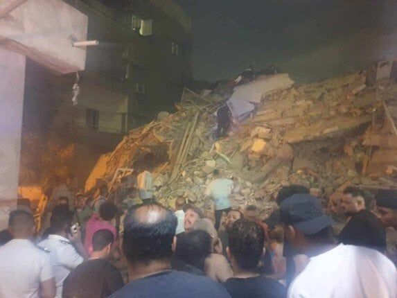 انتشال جثمان إحدى ضحايا عقار السيدة زينب المنهار