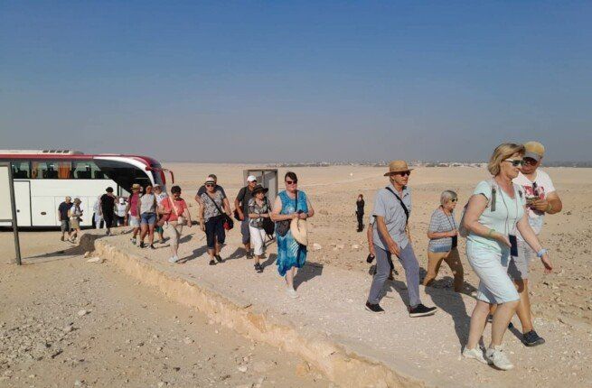 رغم ارتفاع درجات الحرارة.. توافد الوفود الأجنبية على معالم المنيا الأثرية