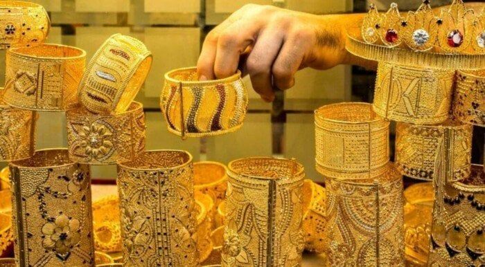 صعد سعر الذهب اليوم بختام التعاملات في أسواق الصاغة بمصر، عقب حالة التراجع الأخير الذي شهدها المعدن الأصفر، وبحسب آخر تحديث له، فقد وصل سعر الذهب عيار 21 الأكثر مبيعًا وطلبًا إلى 4670 جنيهًا للبيع، و4645 جنيهًا للشراء، مسجلًا ارتفاعًا بقيمة 15 جنيها.