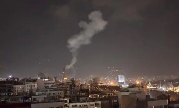 وسائل إعلام إيرانية: سماع دوي انفجار غرب طهران وتفعيل الدفاعات الجوية