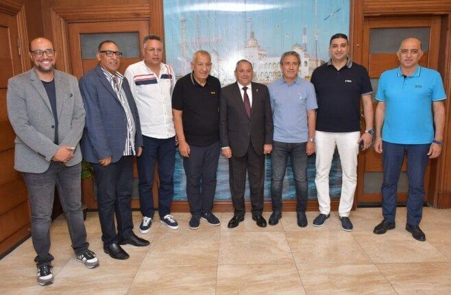 محافظ بورسعيد يستقبل مجلس إدارة النادي المصري ويُرحب بالمدير الفني الجديد