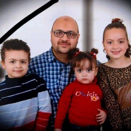 مأساة مروعة في المنيا: وفاة الأب متأثراً بجراحه بعد ساعات من وفاة زوجته وطفلتيه في حادث تصادم