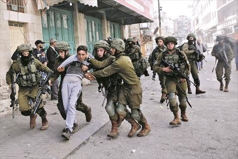 الاحتلال يقتحم قرية العروج بالضفة الغربية ويعتقل أكثر من 20 فلسطينيًا