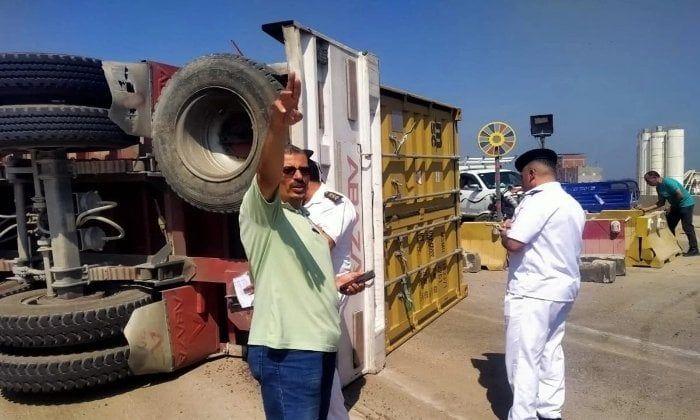 للمرة الثانية في ساعتين.. انقلاب تريلا على الطريق الإقليمي بالمنوفية