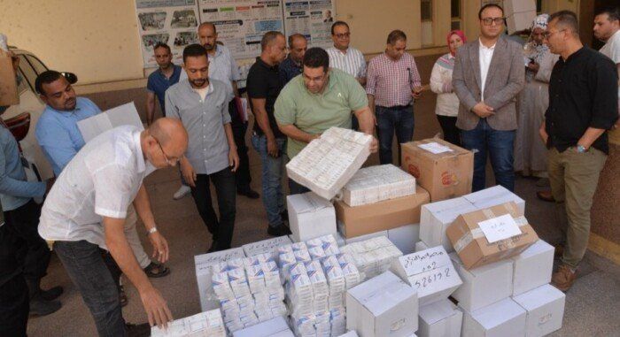 استلام شحنة جديدة من الأدوية و15 كرسيًا كهربائيًا متحركًا لتوزيعها على المستحقين أ