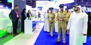 منصور بن محمد يطّلع على تقنيات الذكاء الاصطناعي الأمنية في «معرض القمة الشرطية»