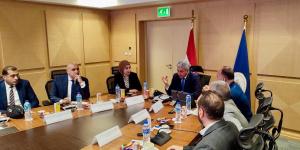 وزير السياحة يتابع منظومة الحصول على التأشيرة الاضطرارية بمنافذ الوصول