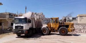 مجلس مدينة درعا ينفذ أعمال ترحيل أنقاض من حي المنشية ضمن حملة تنظيف ورفع مخلفات سابقة