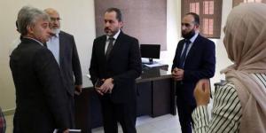 وزير السياحة يتفقد واقع العمل في مركز خدمات المستثمرين بالوزارة
