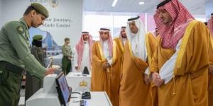 الأمير عبدالعزيز بن سعود يزور صالة مبادرة طريق مكة في مطار الملك عبدالعزيز الدولي بجدة