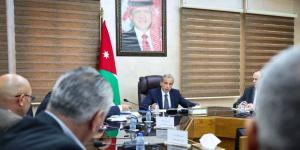رئيس الوزراء يوجه بتخصيص أراضٍ لإنشاء إسكانات للمعلمين في المحافظات