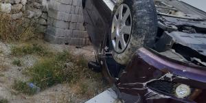 بالصور .. انقلاب مركبة تقودها فتاة أمام مركز صحي المزار الشمالي