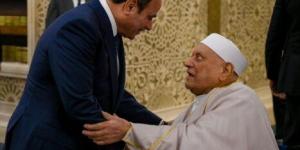 تقديرا لقيمة العلماء.. الرئيس السيسي يُقبّل رأس الدكتور أحمد عمر هاشم خلال صلاة عيد الأضحى «فيديو»