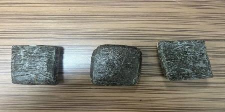 ضبط راكب أجنبي بحوزته ٣٠٠ جرام حشيش وحبوب مخدرة