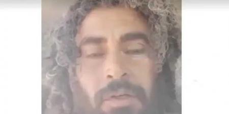 شاهد بالفيديو .. وصية مؤثرة من مغترب يمني لإخوانه بعد ان تاه في الصحراء