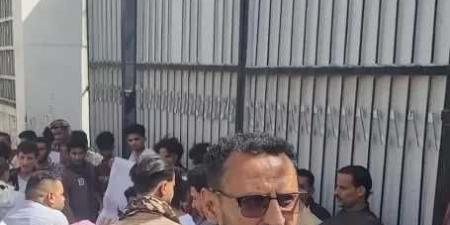 أقارب الطفل مرسال عيدروس يتظاهرون أمام النيابة العامة في تعز للمطالبة بحقه ومحاسبة قاتله