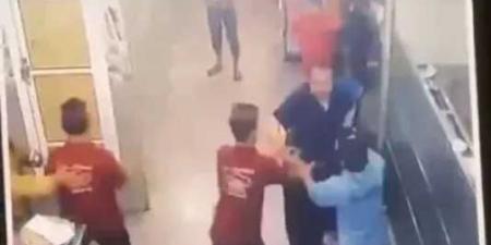 بلطجة مسلحة في وضح النهار.. قيادي حوثي يقتحم مطعمًا في إب ويعتدي بوحشية على عامل (فيديو)
